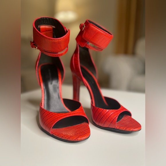 The red Queen 😍 - Picture 1 of 11